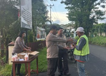 Kapolsek Mapanget AKP Lesly Lihawa melalui Kasium Aiptu Yunetha Lontoh bersama Bhabinkamtibmas Bripka Michael Wentuk serta anggota SPK Bripka Jabar Ahmad membagikan takjil berbuka puasa kepada para pengendara roda dua yang melintas di depan Mako Polsek Mapanget, Selasa (4/3/2025).