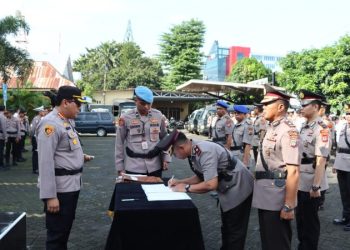 Kapolresta Manado, Kombes Pol Julianto Sirait, memimpin upacara serah terima jabatan (sertijab) sejumlah pejabat utama Polresta Manado pada Rabu (05/03/2025) pagi. Upacara yang berlangsung di Lapangan Apel Mapolresta Manado ini dihadiri oleh jajaran pejabat kepolisian, perwira, serta personel Polresta Manado.