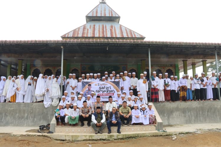 Polres Dairi melakukan kunjungan Safari Ramadan ke Pesantren Dairi Sidikalang yang berada di Jalan Lintas Sidikalang - Subulussalam Kelurahan Sidiangkat Kecamatan Sidikalang Kabupaten Dairi, Kamis (6/2/2025).