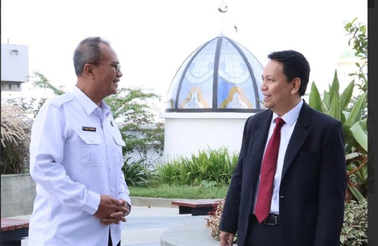 Regional CEO BSI Aceh Wachjono saat menerima Kunjungan Kakanwil Ditjen Imigrasi Aceh, Novianto Sulastono, bersama Kepala Kantor Imigrasi (Kakanim) Banda Aceh, Gindo Ginting di gedung landmark BSI