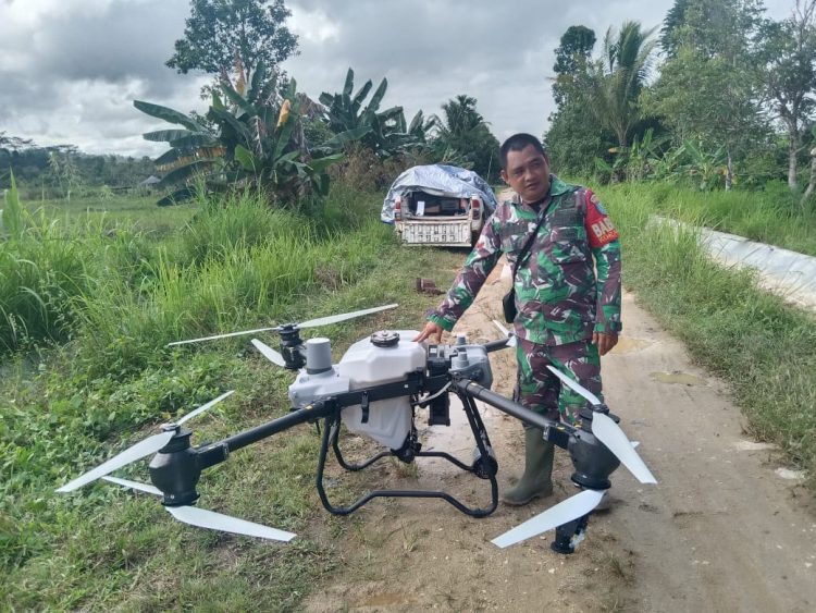Kementan RI melalui Brigade Pangannya bersama Babinsa Koramil 1016- 07/Tewah Kodim 1016/Plk dan PPL BP3K Tewah melakukan pemupukan dengan menggunakan teknologi robotik yaitu drone.