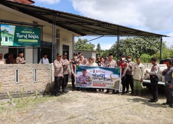 Polres Dairi memberikan bantuan kepada Musholla Nurul Ikhlas yang berada di Desa Sitinjo II Kecamatan Sitinjo Kabupaten Dairi, Jumat (7/3/2025).