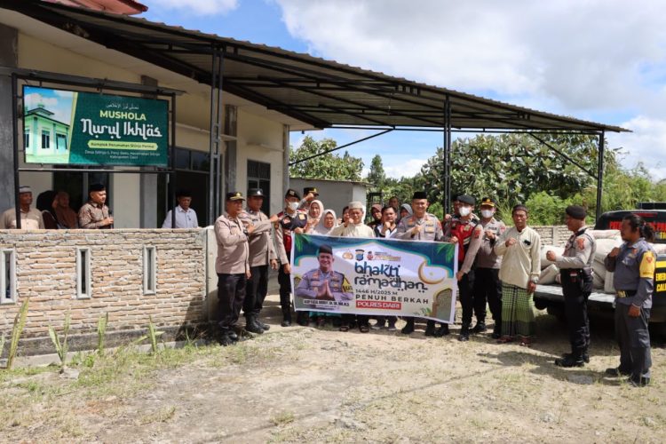 Polres Dairi memberikan bantuan kepada Musholla Nurul Ikhlas yang berada di Desa Sitinjo II Kecamatan Sitinjo Kabupaten Dairi, Jumat (7/3/2025).