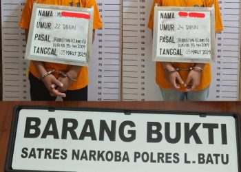 Kedua tersangka yang diamankan berinisial MR(21) dan RF (24), warga Jalan Cendana Atas, Kelurahan Cendana, Kecamatan Rantau Utara. Saat dilakukan penggeledahan, petugas menemukan tiga bungkus plastik klip kecil yang diduga berisi narkotika jenis sabu seberat 0,35 gram bruto, satu buah sekop plastik, dua unit ponsel, serta uang tunai sebesar Rp 200.000 yang diduga hasil transaksi narkoba.