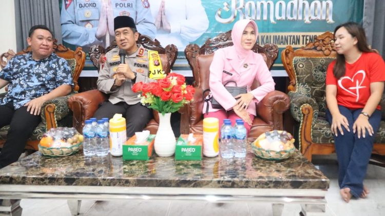 Kapolda Kalimantan Tengah, Irjen Pol Djoko Poerwanto, kembali melaksanakan safari Ramadhan bersama warga di Kota Palangka Raya didampingi Ketua Bhayangkari Ny Irna Djoko Poerwanto bersama PJU Polda Kalteng, ke Panti Asuhan Karunia Kasih, di Jalan Kecubunh II, Kota Palangka Raya, Sabtu, 8 Maret 2025.
