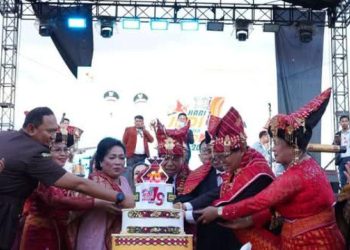 Bupati Karo, Brigjen. Pol (Purn) Dr. dr. Antonius Ginting, SP. OG, M.Kes membuka acara Hari Jadi Kabupaten Karo Ke-79 Tahun 2025 bertempat di Stadion Samura Kabanjahe. Sabtu, (08/03/2025).