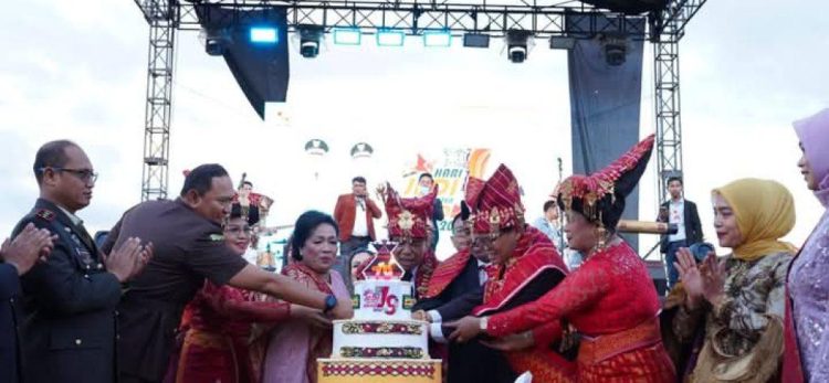 Bupati Karo, Brigjen. Pol (Purn) Dr. dr. Antonius Ginting, SP. OG, M.Kes membuka acara Hari Jadi Kabupaten Karo Ke-79 Tahun 2025 bertempat di Stadion Samura Kabanjahe. Sabtu, (08/03/2025).