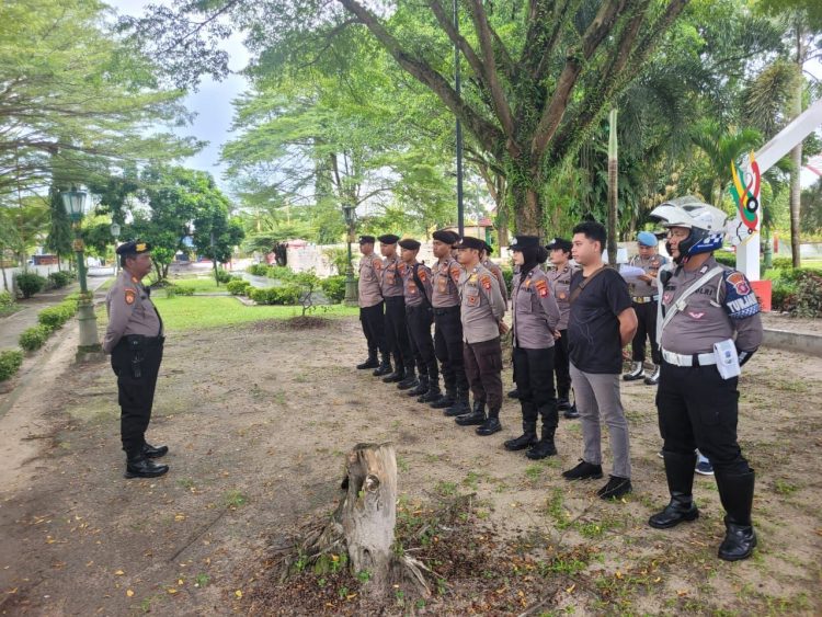 Polresta Palangka Raya mengamankan jalannya kegiatan diskusi publik dan panggung rakyat dalam rangka memperingati Hari Perempuan Internasional 2025 yang digelar di Tugu Soekarno, Jalan S. Parman, Kelurahan Langkai, Kecamatan Pahandut.