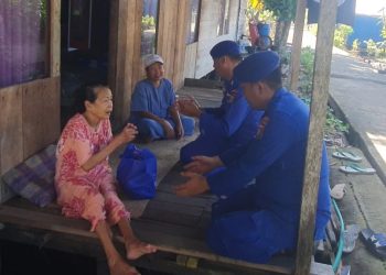 Ditpolairud Polda Kalteng melalui mako perwakilan pegatan memberikan bantuan sosial kepada masyarakat yang membutuhkan di Desa Kampung keramat, Kabupaten Katingan pada Minggu (09/03/2025) siang.