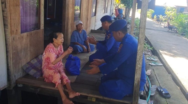 Ditpolairud Polda Kalteng melalui mako perwakilan pegatan memberikan bantuan sosial kepada masyarakat yang membutuhkan di Desa Kampung keramat, Kabupaten Katingan pada Minggu (09/03/2025) siang.