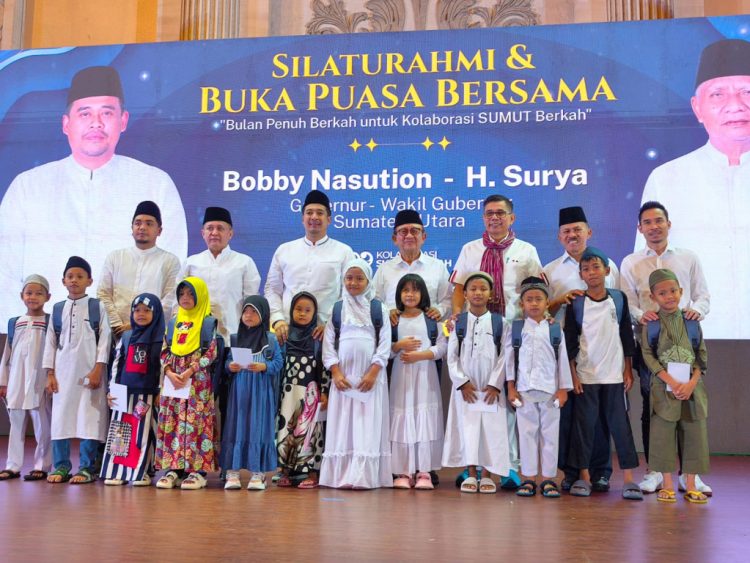Ade Jona Prasetyo, Anggota Dewan Perwakilan Rakyat Republik Indonesia (DPR RI), menghadiri acara silaturahmi dan buka puasa bersama Gubernur Sumatera Utara, M. Bobby Afif Nasution, dan Wakil Gubernur Sumatera Utara, H. Surya. Acara yang berlangsung khidmat ini digelar di Pavillion Regale Convention Center, Jalan Adam Malik, Kota Medan.