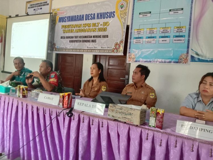 Babinsa Koramil 1016-03/Sepang, Serma Helprit menghadiri acara Musyawarah Desa Khusus (MUSDESSUS) dalam rangka Pembahasan Penetapan Keluarga Penerima Manfaat (KPM) Bantuan Langsung Tunai BLT-DD Desa Rangan Tate Tahun Anggaran 2025 yang bertempat di Aula Posyandu Desa Rangan Tate Kecamatan Mihing Raya Kabupaten Gunung Mas, Senin (10/03/2025).