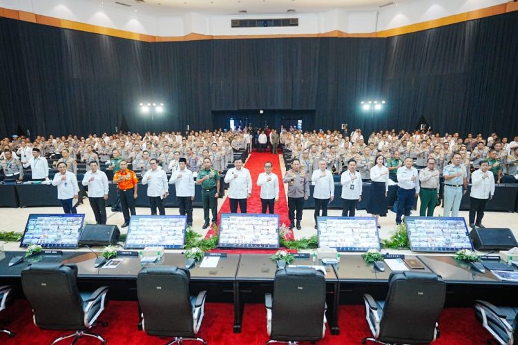 Kapolri Jenderal Pol. Listyo Sigit Prabowo menghadiri rapat lintas sektoral dalam menghadapi arus mudik dan balik Lebaran 2025. Ia memprediksi puncak arus mudik Lebaran 2025 terjadi mulai 28 Maret.