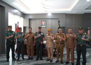 Komandan Korem (Danrem) 102/Pjg Brigjen TNI Wimoko S.E., M.Si., menyambut silaturahmi Gubernur Kalimantan Tengah H. Agustiar Sabran S. Kom., bertempat di Makorem 102/Pjg, Jl. Imam Bonjol Palangka Raya. Senin (10/3/25).