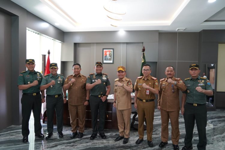Komandan Korem (Danrem) 102/Pjg Brigjen TNI Wimoko S.E., M.Si., menyambut silaturahmi Gubernur Kalimantan Tengah H. Agustiar Sabran S. Kom., bertempat di Makorem 102/Pjg, Jl. Imam Bonjol Palangka Raya. Senin (10/3/25).