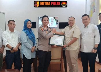 Ketua KPU Kabupaten Ogan Ilir, Roby Ardiansyah, S.H., menyerahkan Piagam Penghargaan kepada Polres Ogan Ilir sebagai bentuk terima kasih atas dedikasi dan kerja sama dalam memastikan pesta demokrasi berjalan dengan aman, damai, dan kondusif.