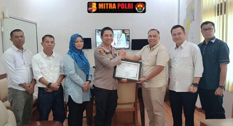 Ketua KPU Kabupaten Ogan Ilir, Roby Ardiansyah, S.H., menyerahkan Piagam Penghargaan kepada Polres Ogan Ilir sebagai bentuk terima kasih atas dedikasi dan kerja sama dalam memastikan pesta demokrasi berjalan dengan aman, damai, dan kondusif.