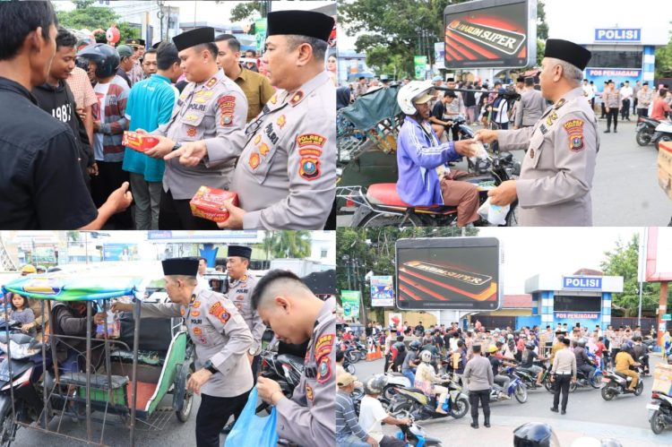 Kapolres Labuhanbatu AKBP Dr. Bernhard L Malau, SIK., MH., bersama jajaran Polres Labuhanbatu menggelar kegiatan berbagi 700 takjil gratis kepada warga masyarakat yang melintas di Jalan MH Thamrin Rantauprapat. Senin, (10/03/2025).