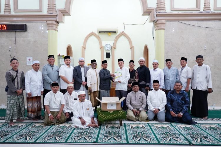 PT Pupuk Iskandar Muda (PIM) bersama Musyawarah Pimpinan Kecamatan (Muspika) Dewantara menggelar kegiatan Safari Ramadhan di Meunasah Gampong Paloh Lada, Kecamatan Dewantara, Aceh Utara, Senin (11/3/2025).