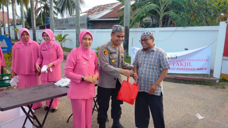 Polsek Blang Mangat bersama Bhayangkari Ranting Blang Mangat menggelar kegiatan pembagian takjil kepada masyarakat, Senin (10/3/2025) sore. Kegiatan berlangsung di depan Mako Polsek Blang Mangat, dimulai sekitar pukul 17.00 WIB.