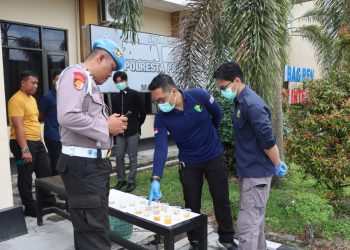 Polresta Palangka Raya menggelar tes urine bagi personel sebagai bentuk pengawasan internal dan komitmen menciptakan lingkungan kerja yang bersih dari narkotika.