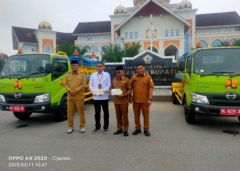 Sarana dan prasarana tersebut diserahkan oleh Satker Pelaksana Prasarana Permukiman (P2P) Provinsi Aceh, Ditjen Cipta Karya, Kementerian Pekerjaan Umum. Prosesi serah terima berlangsung di halaman Kantor Bupati Aceh Utara di Landing Kecamatan Lhoksukon, Selasa, 11 Maret 2025.