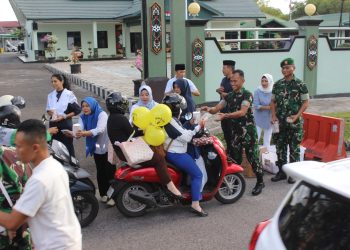 Acara berbagi takjil dimulai pukul 16.30 WIB yang dihadiri oleh Dandim 1016/Plk Kolonel Arh Jimmy Hutapea, S.E., M.I.Pol didampingi oleh Ibu Ketua Persit Kartika Chandra Kirana (KCK) Cabang XLII Dim 1016 beserta pengurus. Dalam kesempatan tersebut secara langsung membagikan paket takjil kepada pengguna jalan dan masyarakat sekitar yang melintas di depan Makodim 1016/Plk.