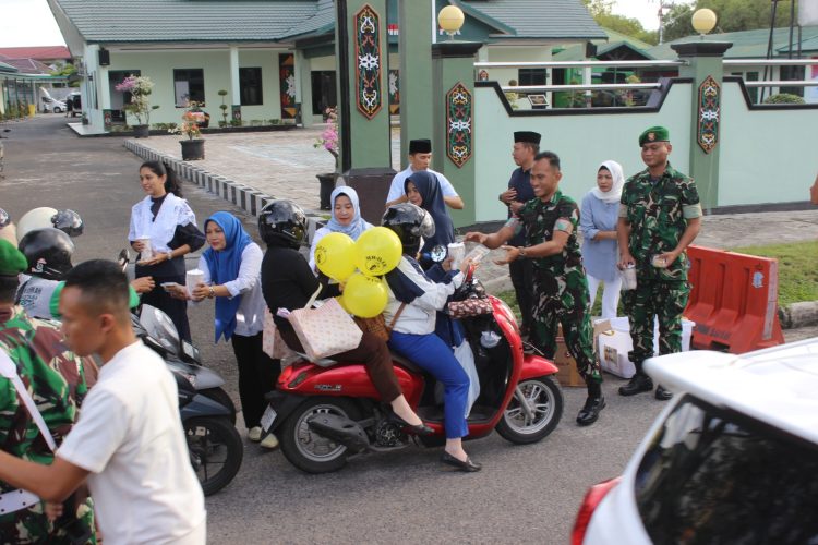 Acara berbagi takjil dimulai pukul 16.30 WIB yang dihadiri oleh Dandim 1016/Plk Kolonel Arh Jimmy Hutapea, S.E., M.I.Pol didampingi oleh Ibu Ketua Persit Kartika Chandra Kirana (KCK) Cabang XLII Dim 1016 beserta pengurus. Dalam kesempatan tersebut secara langsung membagikan paket takjil kepada pengguna jalan dan masyarakat sekitar yang melintas di depan Makodim 1016/Plk.