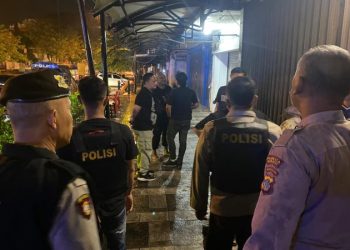 personel Satuan Samapta Polresta Manado melaksanakan kegiatan Patroli Mobile Cipta Kondisi di sejumlah titik rawan gangguan Kamtibmas di wilayah hukum Polresta Manado, Minggu (10/3/2024) malam.