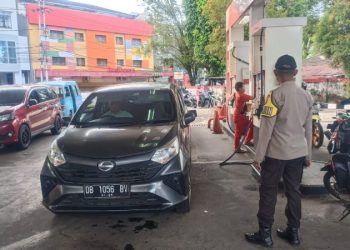 Personel Polsek Sario melakukan pemantauan langsung terhadap penyaluran bahan bakar minyak (BBM) di Stasiun Pengisian Bahan Bakar Umum (SPBU) Sario, yang berada dalam wilayah hukum Polsek Sario, pada Senin (10/3/2025).