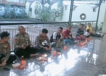 Kapolsek Tuminting Iptu Victorrico Andriadhi Hartono bersama Waka Polsek Tuminting Ipda Nando Trianugrah Putra beserta anggota Polsek Tuminting menggelar kegiatan buka puasa bersama para tokoh agama dan jamaah di Masjid Al Munawarah, Kelurahan Mahawu, Lingkungan VII, Kecamatan Tuminting, pada Senin (10/3/2025).