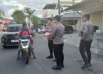 Kapolsek Tuminting Iptu Victorrico A. Hartono bersama Wakapolsek Tuminting dan anggota Polsek Tuminting menggelar kegiatan sosial dengan membagikan takjil kepada warga, Senin (10/3/2025).
