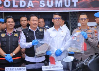 Acara tersebut dihadiri oleh sejumlah pejabat kepolisian, termasuk Dirreskrimum Polda Sumut Kombes Pol. Sumaryono, S.H., S.I.K., M.H., Kabid Labfor Polda Sumut Kombes Pol. Abdul Karim Tarigan, S.H., Kapolres Samosir AKBP Yogie Hardiman, S.H., S.I.K., M.H., serta jajaran Polres Samosir dan insan pers.