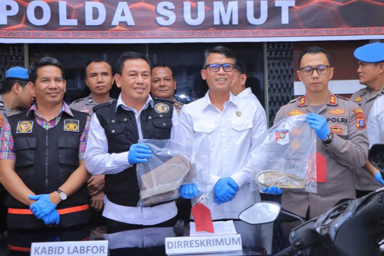 Acara tersebut dihadiri oleh sejumlah pejabat kepolisian, termasuk Dirreskrimum Polda Sumut Kombes Pol. Sumaryono, S.H., S.I.K., M.H., Kabid Labfor Polda Sumut Kombes Pol. Abdul Karim Tarigan, S.H., Kapolres Samosir AKBP Yogie Hardiman, S.H., S.I.K., M.H., serta jajaran Polres Samosir dan insan pers.