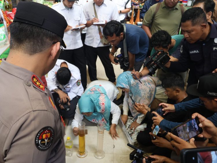 Pengecekan kali ini dilakukan di Komplek Pasar Kahayan, Jl. Mendawai, Kota Palangka Raya, dipimpin oleh Kabidhumas Polda Kalteng Kombes Pol Erlan Munaji, mewakili Kapolda Irjen Pol Drs. Djoko Poerwanto, Rabu (12/3/2025).