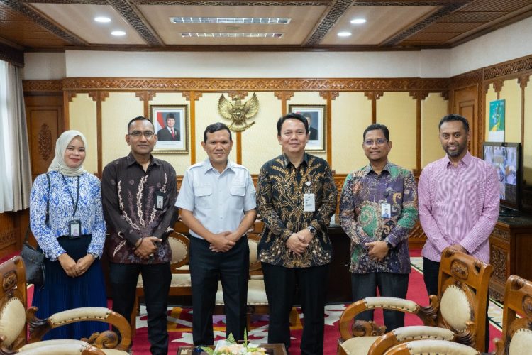 BSI Aceh menggelar silaturahmi dengan Wakil Gubernur Aceh, Fadhlullah, SE, untuk mempererat hubungan dan memperkuat kolaborasi dalam mendorong pembangunan ekonomi syariah di Provinsi Aceh. Kegiatan ini dihadiri oleh RCEO BSI Aceh, Wachjono dan sejumlah perwakilan dari BSI Aceh, serta jajaran pejabat Pemerintah Aceh.