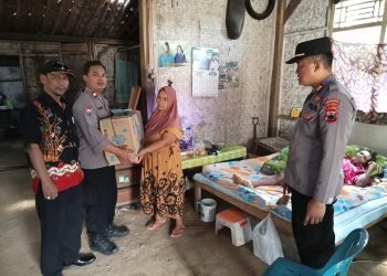 Kapolsek Ajibarang Polresta Banyumas AKP Heri Sudaryanto, S.H., M.H., didampingi Bhabinkamtibmas Aiptu Isdianto melaksanakan kegiatan sambang dan bakti sosial kepada warga yang mengalami kecelakaan kerja, Selasa (11/3/25) pukul 14.10 wib.