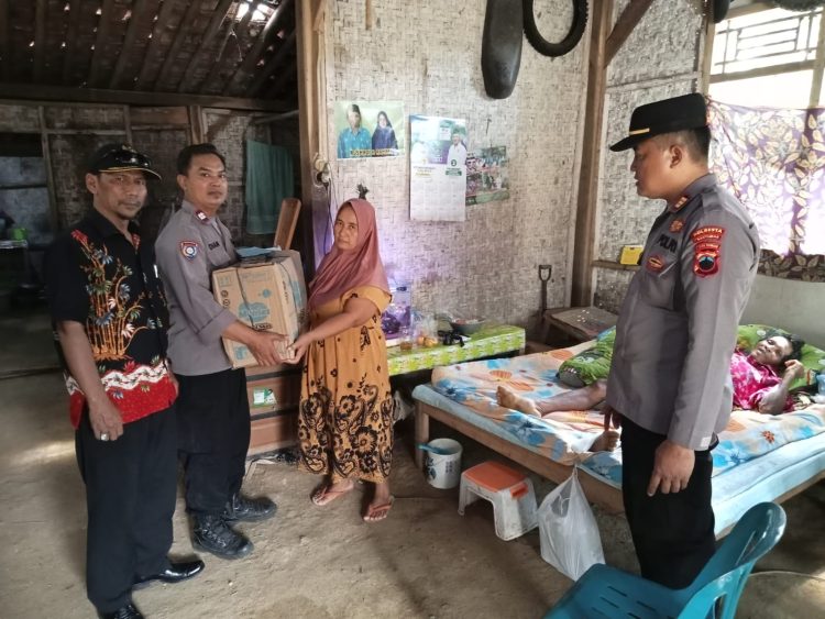 Kapolsek Ajibarang Polresta Banyumas AKP Heri Sudaryanto, S.H., M.H., didampingi Bhabinkamtibmas Aiptu Isdianto melaksanakan kegiatan sambang dan bakti sosial kepada warga yang mengalami kecelakaan kerja, Selasa (11/3/25) pukul 14.10 wib.