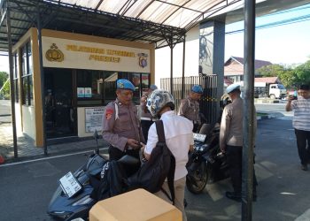 Kegiatan yang digelar di Jalan Tjilik Riwut Km. 3,5 Kota Palangka Raya, ini bertujuan untuk memberikan contoh yang baik kepada warga dan mendorong kepatuhan terhadap aturan lalu lintas.