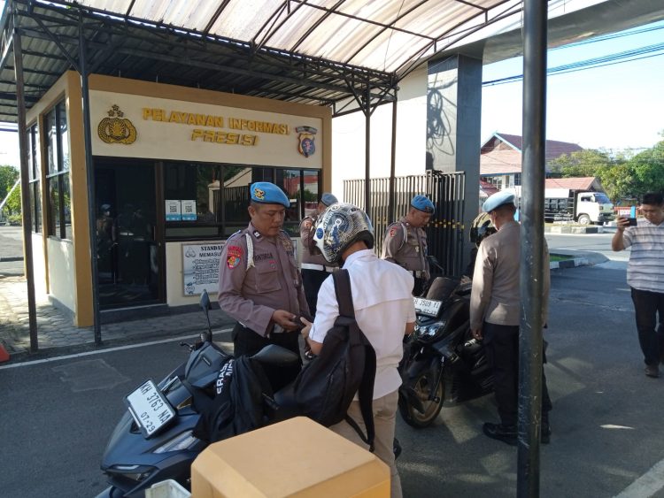 Kegiatan yang digelar di Jalan Tjilik Riwut Km. 3,5 Kota Palangka Raya, ini bertujuan untuk memberikan contoh yang baik kepada warga dan mendorong kepatuhan terhadap aturan lalu lintas.