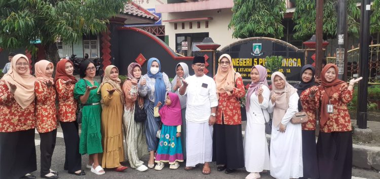 Sekolah Menengah Pertama Negeri 5 Purbalingga kota menggelar bagi takjil gratis. Kegiatan ini dalam rangka menebar kebaikan di bulan suci Ramadhan.