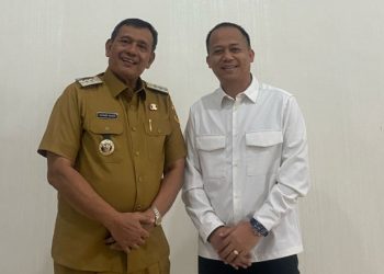Ketua Dewan Pimpinan Cabang (DPC) Partai Demokrat Kabupaten Dairi Wanseptember Situmorang, bersama beberapa pengurus lainnya, bertemu dengan Bupati Dairi, Sumatera Utara, Vickner Sinaga, di pendopo bupati, Rabu (12/3/2025).