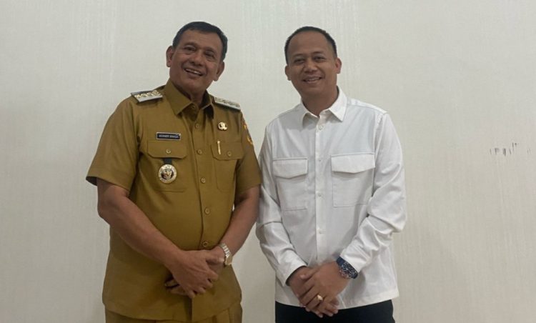 Ketua Dewan Pimpinan Cabang (DPC) Partai Demokrat Kabupaten Dairi Wanseptember Situmorang, bersama beberapa pengurus lainnya, bertemu dengan Bupati Dairi, Sumatera Utara, Vickner Sinaga, di pendopo bupati, Rabu (12/3/2025).