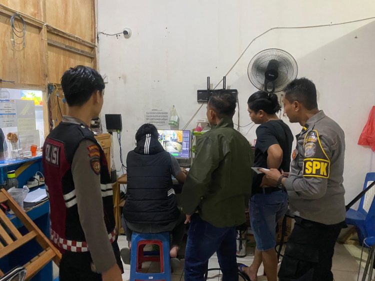 Personel Satuan Samapta (Satsamapta) Polresta Palangka Raya bergerak cepat mendatangi tempat kejadian perkara (TKP) kasus pencurian dengan kekerasan (curas) di sebuah agen BRILink Akbar yang berlokasi di Jalan Rajawali KM 4, Kelurahan Palangka, Kecamatan Jekan Raya.