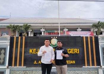 Kuasa Hukum Terdakwa Paul J.J Tambunan usai mengantarkan surat permohonan keringanan tuntutan di Kantor Kejaksaan Negeri (Kejari) Medan, Kamis (13/3/25).