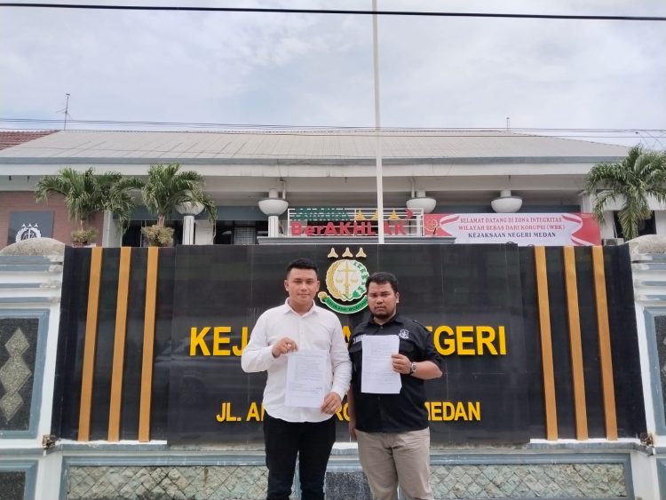 Kuasa Hukum Terdakwa Paul J.J Tambunan usai mengantarkan surat permohonan keringanan tuntutan di Kantor Kejaksaan Negeri (Kejari) Medan, Kamis (13/3/25).