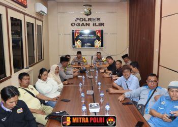 Polres Ogan Ilir menggelar kegiatan berbagi takjil dan buka puasa bersama pada Kamis, 13 Maret 2025. Kegiatan ini berlangsung mulai pukul 16.00 WIB hingga selesai dan dipimpin langsung oleh Kapolres Ogan Ilir, AKBP Bagus Suryo Wibowo, S.I.K.dan di ikuti oleh wakapolres Kompol Helmi Ardiansah.SH.MH , beserta para PJU dan personil polres ogan ilir.