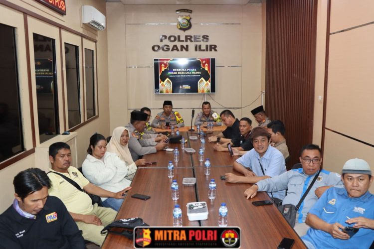 Polres Ogan Ilir menggelar kegiatan berbagi takjil dan buka puasa bersama pada Kamis, 13 Maret 2025. Kegiatan ini berlangsung mulai pukul 16.00 WIB hingga selesai dan dipimpin langsung oleh Kapolres Ogan Ilir, AKBP Bagus Suryo Wibowo, S.I.K.dan di ikuti oleh wakapolres Kompol Helmi Ardiansah.SH.MH , beserta para PJU dan personil polres ogan ilir.