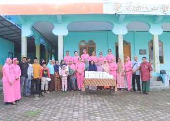 Polres Samosir melaksanakan kegiatan pembagian takjil kepada umat Muslim yang menjalankan ibadah puasa. Sebanyak 100 bungkus takjil disalurkan dalam acara yang berlangsung di Masjid Al-Mubarokah, Desa Janjimartahan, Kecamatan Harian, Kabupaten Samosir. Kamis (13/03/2025).