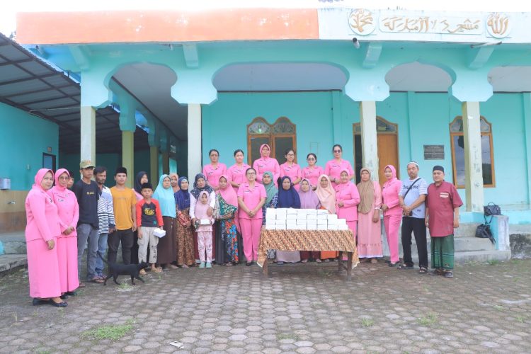 Polres Samosir melaksanakan kegiatan pembagian takjil kepada umat Muslim yang menjalankan ibadah puasa. Sebanyak 100 bungkus takjil disalurkan dalam acara yang berlangsung di Masjid Al-Mubarokah, Desa Janjimartahan, Kecamatan Harian, Kabupaten Samosir. Kamis (13/03/2025).